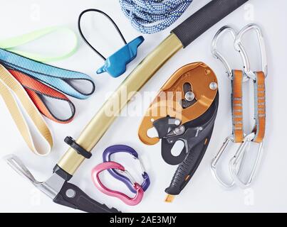 Nuovo insieme. Vista dall'alto. Arrampicata attrezzature per la sicurezza che giace sul tavolo bianco. Concezione di sport estremi Foto Stock