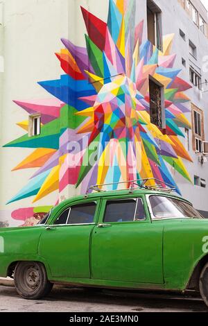 Verde auto di fronte a una strada graffiti, Havana-Cuba Foto Stock