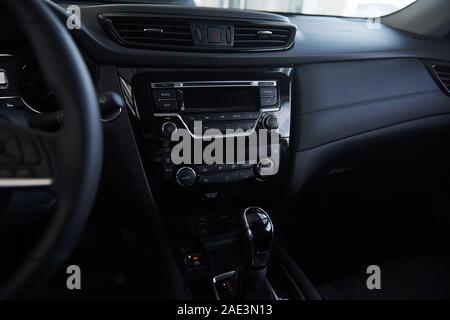 Tutti i dettagli. Parte anteriore della nuova e costosa auto moderna che ha catturato all'interno Foto Stock
