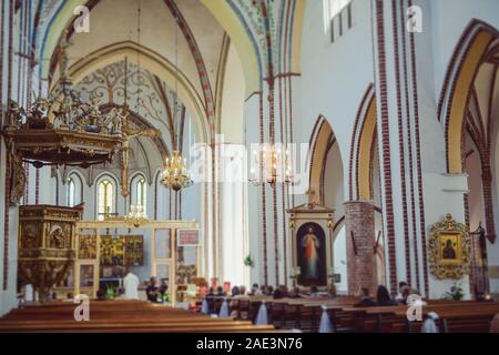 Chiesa Santuario prima di una cerimonia di matrimonio. Sedie vuote per la sposa e lo sposo Foto Stock