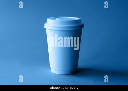 White paper sulla tazza di un minimalismo di sfondo Foto Stock