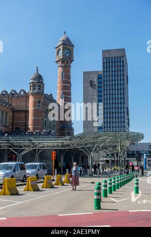 Ingresso della Gent-Sint-Pieters stazione ferroviaria e Virginie Loveling costruzione / VAC, ufficio governativo nella città di Gand, Fiandre Orientali, Belgio Foto Stock