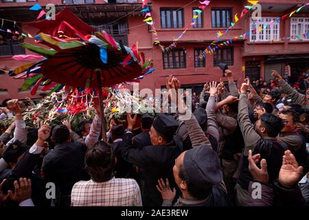 Devoti nepalese danza di gioia dopo la realizzazione del carro durante il Festival Indrayani.annualmente, popolo di Kirtipur celebrare Indrayani Jatra che è una parte di Satgaule Jatra. Jatra simboleggia anche la fraternità e l'arrivo dell'inverno. Foto Stock