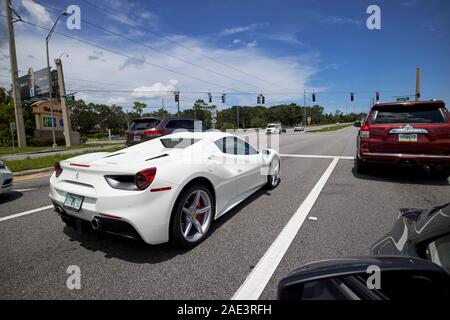 Seduto dietro bianco Ferrari 488 GTB al semaforo nella florida centrale usa Foto Stock