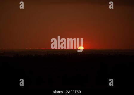 Magica e bellissima sorgere della luna, luna su il cielo sopra la linea di albero. Wolinski National Park, Polonia. Foto Stock