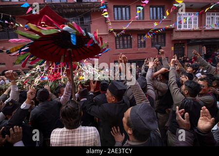 Kathmandu, Nepal. 6 dicembre, 2019. Devoti nepalese danza di gioia dopo la realizzazione del carro durante il Festival Indrayani.annualmente, popolo di Kirtipur celebrare Indrayani Jatra che è una parte di Satgaule Jatra. Jatra simboleggia anche la fraternità e l'arrivo dell'inverno. Credito: Bivas Shrestha che SOPA/images/ZUMA filo/Alamy Live News Foto Stock