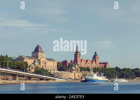 Paesaggio con fiume Odra. Szczecin città storica con architettura simile a Parigi. Castello dei Duchi di Pomerania di Szczecin e Basilica di Foto Stock