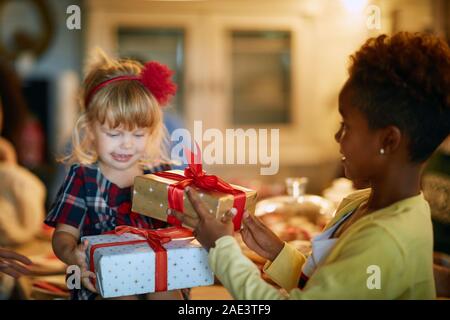 Futuri migliori amici lo scambio di regali di Natale, amici per la vita Foto Stock