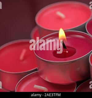 La masterizzazione delle tealight in un primo piano Foto Stock