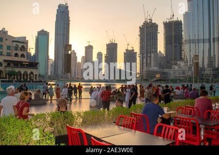 Dubai / Emirati Arabi Uniti - 5 Novembre 2019: vista del Souk al Bahar con fontane lago e la costruzione di gru su sfondo . Bella Dubai downtown district wi Foto Stock