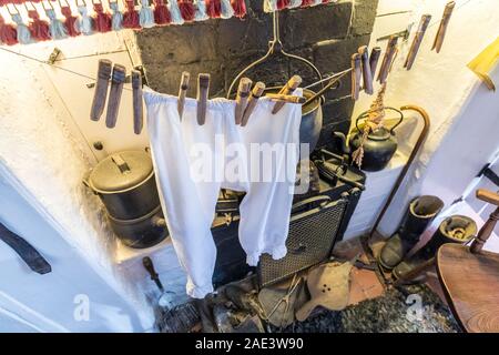 In vecchio stile mollette sulla linea davanti al fuoco, Toad Foro Cottage, marshman's cottage, come Hill Riserva Naturale Nazionale, Norfolk Broads, Norfolk, Foto Stock