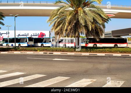 Dubai/EMIRATI ARABI UNITI - 6 Novembre 2019: i mezzi di trasporto pubblici in Dubai. Stazione degli autobus accanto al centro commerciale Mall of the Emirates. Foto Stock