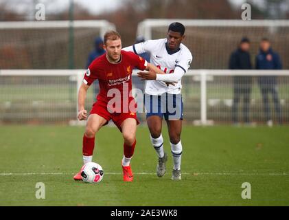 ENFIELD, Inghilterra. 06 Dicembre: L-R Herbie Kane di Liverpool e Timoteo Eyoma del Tottenham Hotspur durante la Premier League 2 tra Tottenham Hotspu Foto Stock