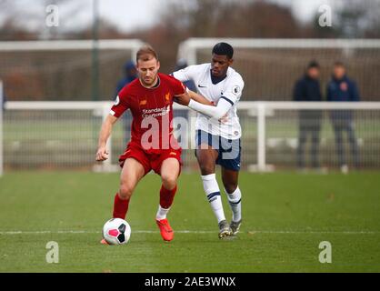 ENFIELD, Inghilterra. 06 Dicembre: L-R Herbie Kane di Liverpool e Timoteo Eyoma del Tottenham Hotspur durante la Premier League 2 tra Tottenham Hotspu Foto Stock