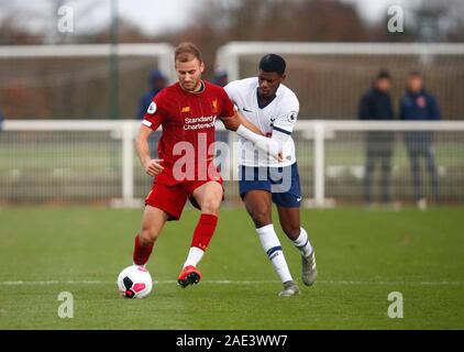 ENFIELD, Inghilterra. 06 Dicembre: L-R Herbie Kane di Liverpool e Timoteo Eyoma del Tottenham Hotspur durante la Premier League 2 tra Tottenham Hotspu Foto Stock