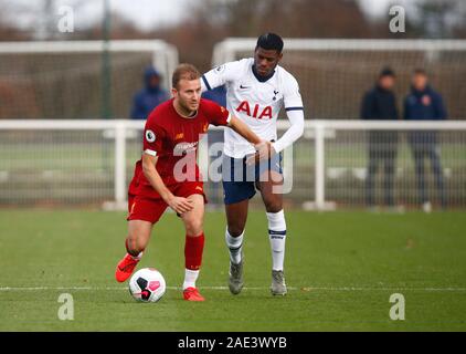 ENFIELD, Inghilterra. 06 Dicembre: L-R Herbie Kane di Liverpool e Timoteo Eyoma del Tottenham Hotspur durante la Premier League 2 tra Tottenham Hotspu Foto Stock