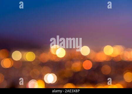 Soft defocalizzata circullar notte le luci della città. Abstract di sfocatura dello sfondo bokeh di fondo. Foto Stock