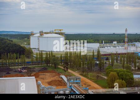 Grandi serbatoi industriali per impianto petrolchimico, il petrolio e il gas combustibile o acqua in raffineria o impianto di alimentazione per impianto industriale sul cielo blu sullo sfondo. LNG Foto Stock