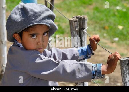 Ragazzo con cappuccio tipico appare sospetto, Junin de los Andes, provincia Neuquen, Argentina Foto Stock