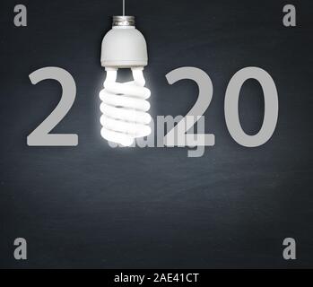 Anno Nuovo 2020 concetto lampadina della luce e la lavagna. Foto Stock