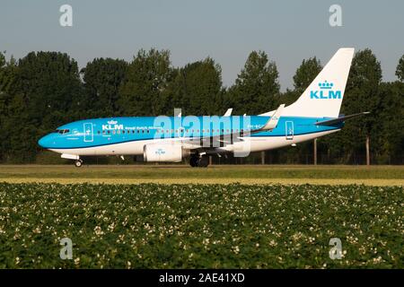 Amsterdam / Paesi Bassi - Luglio 3, 2017: KLM Royal Dutch Airlines Boeing 737-700 PH-BGG aereo passeggeri in rullaggio a Amsterdam Schipol Airport Foto Stock