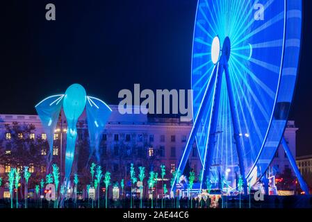 Dicembre 04, 2019 Lione, Francia : un giorno prima dell'evento di luci a Lione, Place Bellecour. Le intermittenze e i preparativi per il festival di paglierino Foto Stock