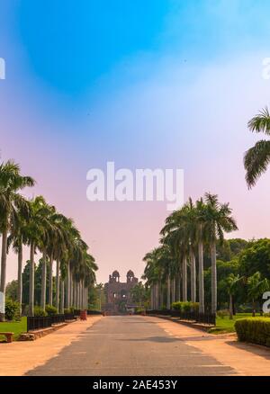 Vista parziale del cancello sud, anche popolarmente conosciuta come 'Humayun Gate' a Purana Quila, a Delhi, India Foto Stock