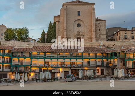 Piazza principale utilizzato anche per la corrida e che si vanta di essere il più antico e meglio conservato di tutta la Spagna. Città di Chinchon. Madrid la comunità. Spagna Foto Stock