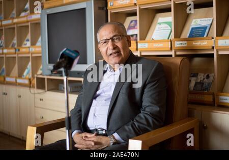 Il Cairo, Egitto. 4° dic, 2019. Ezzat Saad, direttore del Consiglio egiziano degli Affari Esteri (ECFA), parla durante un colloquio al Cairo, in Egitto, il 4 dicembre 2019. Il Medio Oriente Security Forum ospitato dalla Cina è stata un importante occasione per identificare i problemi della regione e discutere le modalità di cooperazione con le autorità cinesi per trovare soluzioni, detto Ezzat Saad in una recente intervista esclusiva con Xinhua. Per andare con 'Intervista: Medio Oriente security forum di Pechino mette in evidenza il ruolo della Cina nel promuovere la sicurezza regionale: egiziana ufficiale' Credito: Wu Huiwo/Xinhua/Alamy Live News Foto Stock