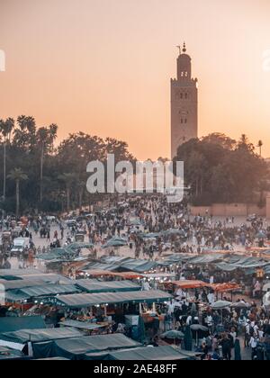 Djemaa el Fna principale luogo di mercato Marrakech, Marocco mentre il tramonto Foto Stock