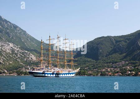 'Royal Clipper', la più grande piazza-truccate nave in servizio oggi, al di ancoraggio off Kotor in Boka Kotorska, Montenegro Foto Stock