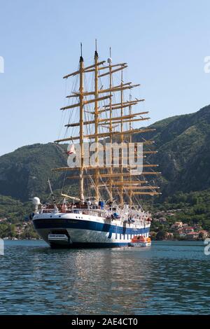 'Royal Clipper', la più grande piazza-truccate nave in servizio oggi, al di ancoraggio off Kotor in Boka Kotorska, Montenegro Foto Stock