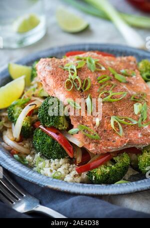 Salmone piccante oltre i Cavolfiori e broccoli Foto Stock