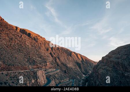 Curva strada tortuosa visto dalla parte superiore della gola Dadas in Marocco Foto Stock