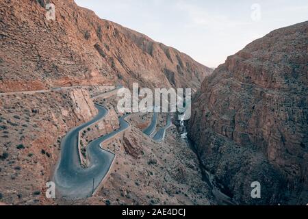 Curva strada tortuosa visto dalla parte superiore della gola Dadas in Marocco Foto Stock