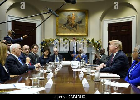 Washington, Stati Uniti. 06 Dic, 2019. Vice Presidente Mike Pence indirizzi presidente Donald Trump durante una tavola rotonda su small business e nastro rosso riduzione, alla Casa Bianca di Washington, DC il Venerdì, 6 dicembre 2019. Foto di Kevin Dietsch/UPI Credito: UPI/Alamy Live News Foto Stock