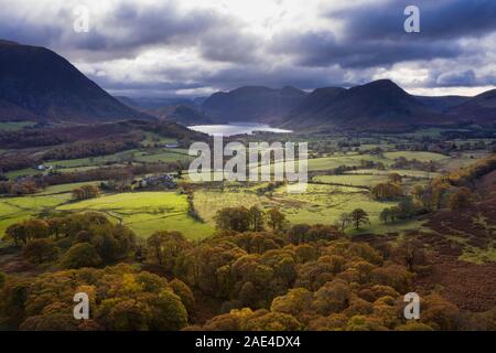 Antenna di stordimento drone Autumn Fall immagine orizzontale di vista dal basso è sceso nel Lake District guardando verso Crummock acqua e Mellbreak Grasmoor e il segnale di PEA Foto Stock