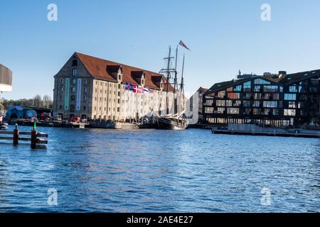 Nyhavn acqua canale anteriore e strada turistica in Copenhagen Foto Stock