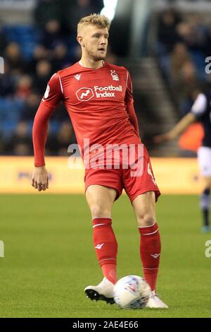 Londra, Regno Unito. 06 Dic, 2019. Joe Worrall di Nottingham Forest in azione. EFL Skybet partita in campionato, Millwall v Nottingham Forest in Den a Londra venerdì 6 dicembre 2019. Questa immagine può essere utilizzata solo per scopi editoriali. Solo uso editoriale, è richiesta una licenza per uso commerciale. Nessun uso in scommesse, giochi o un singolo giocatore/club/league pubblicazioni. Credito: Andrew Orchard fotografia sportiva/Alamy Live News Foto Stock