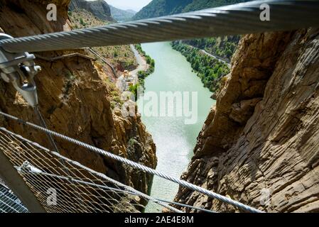 Vista del serbatoio sul fiume Guadalhorce dopo passando attraverso la gola Gaitanes dal ponte tibetano del Caminito del Rey che attraversa i Foto Stock