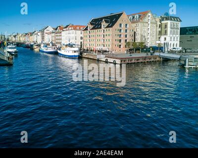 Nyhavn acqua canale anteriore e strada turistica in Copenhagen Foto Stock