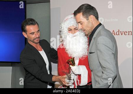 Monaco di Baviera, Germania. 06 Dic, 2019. Florian Silbereisen (l) e presentatore Kai Pflaume con Santa Claus presso l'Avvento la cena del direttore di programma della prima televisione tedesca (ARD) nel "Bayerischer Hof". Credito: Ursula Düren/dpa/Alamy Live News Foto Stock