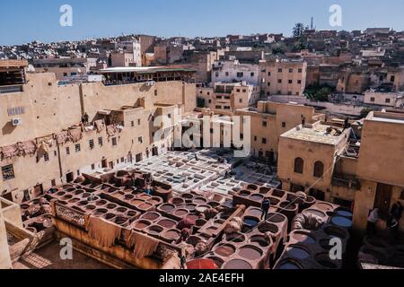 Famosa Conceria di Fez, Marocco in una giornata di sole Foto Stock