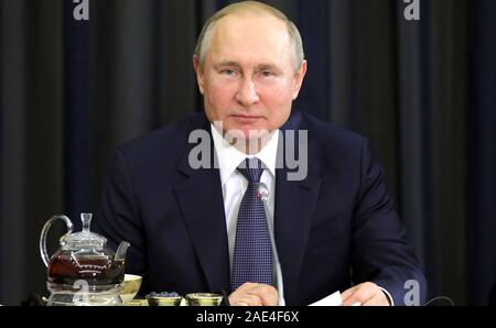 Sochi, Russia. 06 dicembre, 2019. Il presidente russo Vladimir Putin durante un incontro con il tedesco business leader al Bocharov Ruchei Dicembre 6, 2019 in Sochi, Russia. Credito: Mikhaël Klimentyev Cremlino/Piscina/Alamy Live News Foto Stock