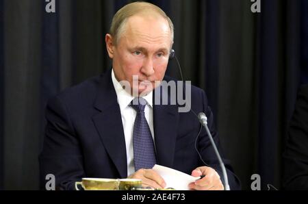 Sochi, Russia. 06 dicembre, 2019. Il presidente russo Vladimir Putin durante un incontro con il tedesco business leader al Bocharov Ruchei Dicembre 6, 2019 in Sochi, Russia. Credito: Mikhaël Klimentyev Cremlino/Piscina/Alamy Live News Foto Stock