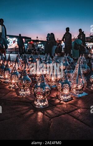 Negozi colorati abd tessuti a Marrakech, Marocco Foto Stock