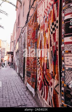 Negozi colorati abd tessuti a Marrakech, Marocco Foto Stock