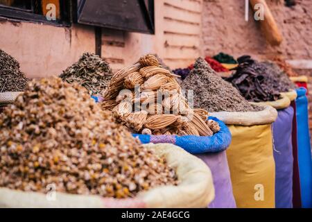 Molte spezie colorate su una strada di negozio a Marrakech, Marocco Foto Stock