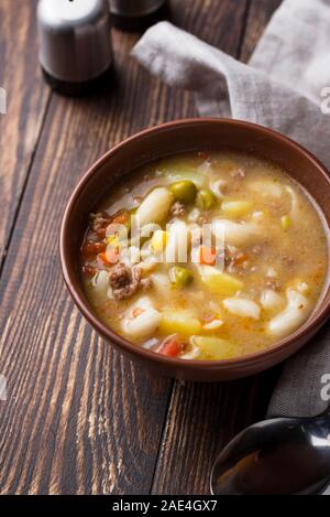 Zuppa di verdure e carni macinate Foto Stock