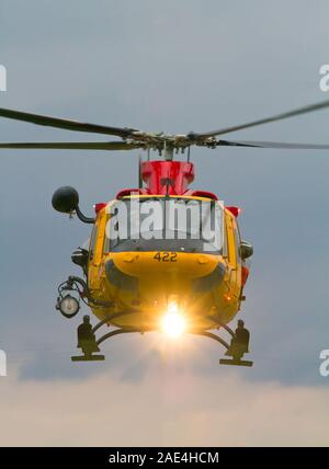 Un Canadese di Ricerca e Salvataggio in elicottero si avvicina a grandi laghi Airshow Internazionale di San Tommaso, Ontario, Canada, il 24 giugno 2011. Foto Stock